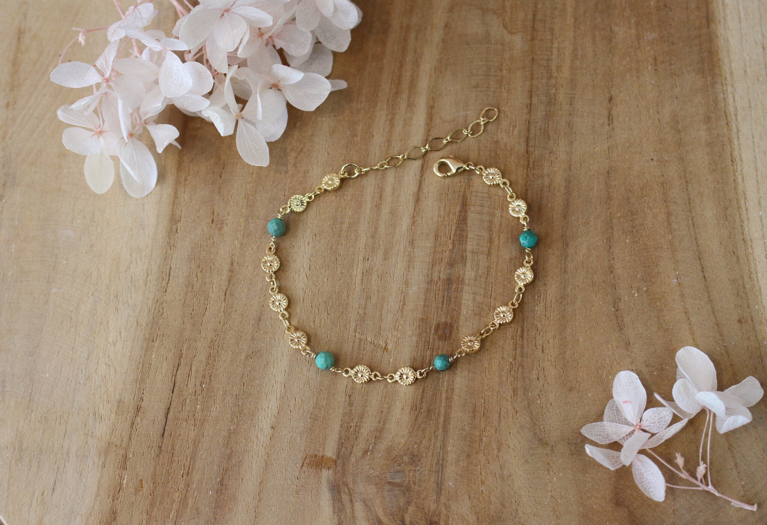 bracelet doré avec une chaine de fleurs et des perles en chrysocolle