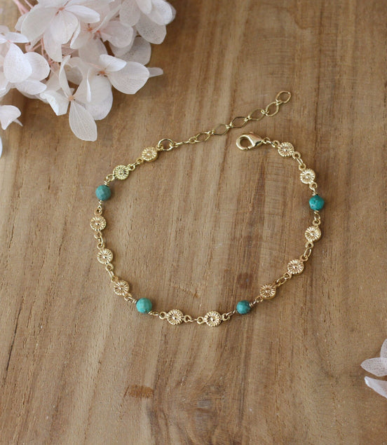 bracelet doré avec une chaine de fleurs et des perles en chrysocolle