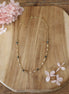 collier avec une chaîne en fleurs dorées et perles facettées en séraphinite