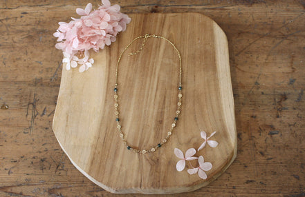 collier avec une chaîne en fleurs dorées et perles facettées en séraphinite