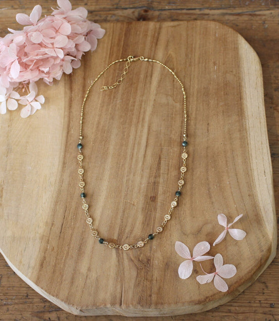 collier avec une chaîne en fleurs dorées et perles facettées en séraphinite