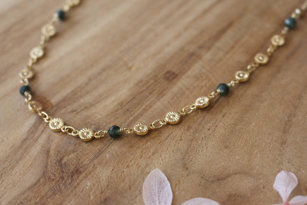 collier doré avec une chaîne en fleurs et des perles en séraphinite