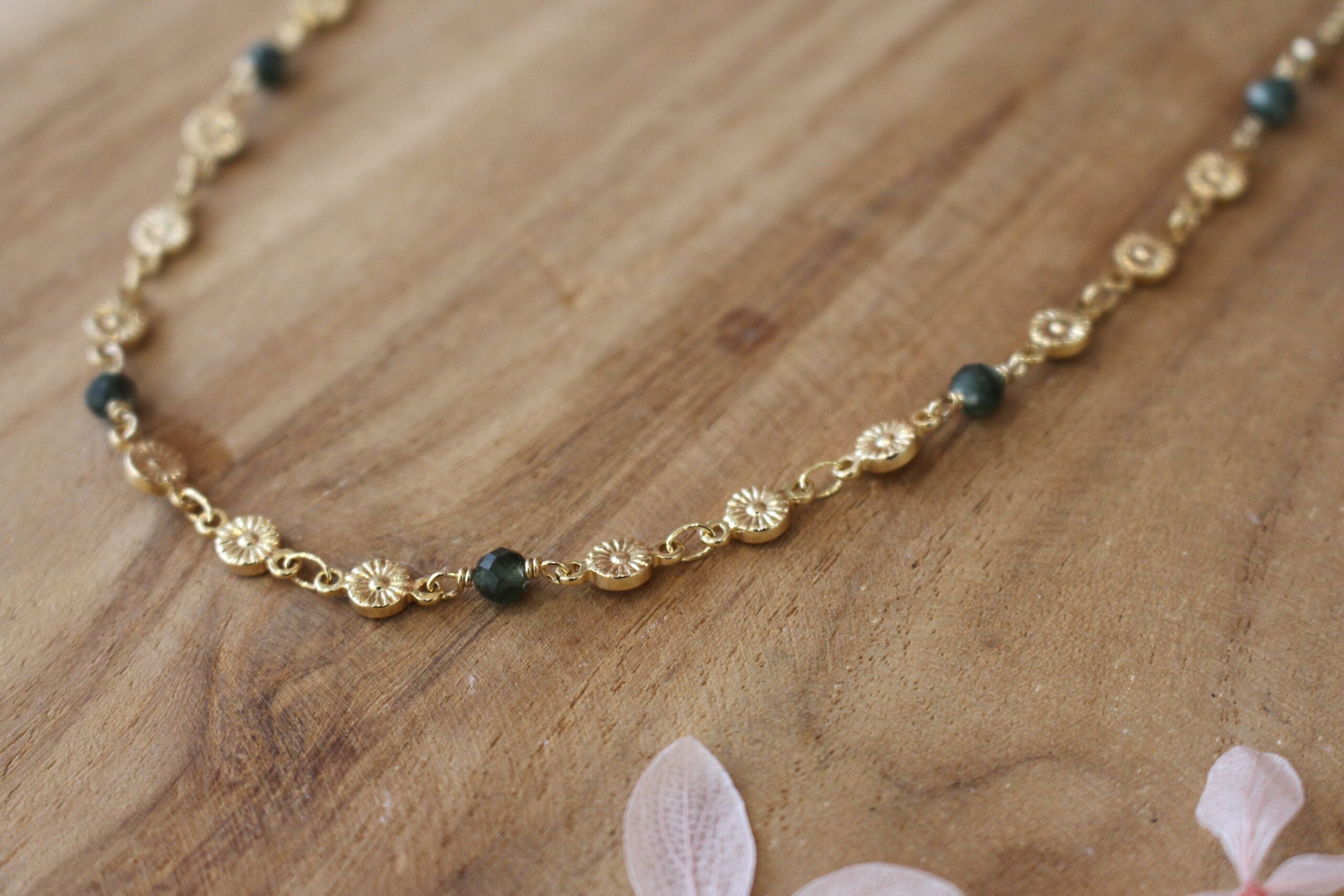 collier doré avec une chaîne en fleurs et des perles en séraphinite