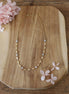 collier en laiton doré avec des perles d'aigue marine et une chaîne ornée de fleurs