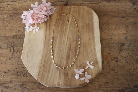 collier en laiton doré avec des perles d'aigue marine et une chaîne ornée de fleurs