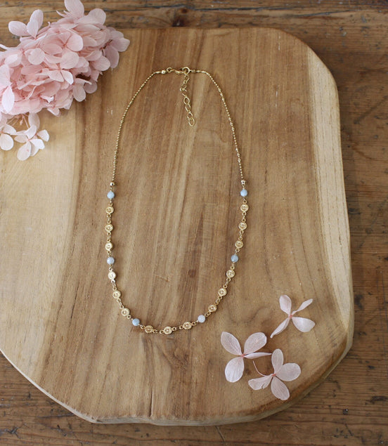 collier en laiton doré avec des perles d'aigue marine et une chaîne ornée de fleurs