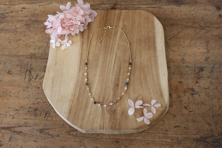 collier en laiton doré avec une chaîne ornée de fleurs et de perles de chrysocolle
