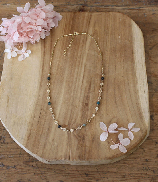 collier en laiton doré avec une chaîne ornée de fleurs et de perles de chrysocolle