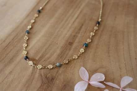 collier doré avec des perles de chrysocolle et une chaîne en maillons fleurs