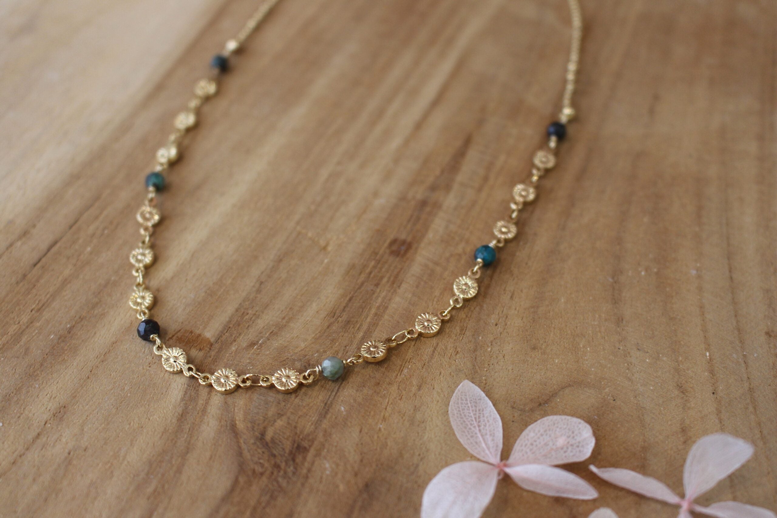 collier doré avec des perles de chrysocolle et une chaîne en maillons fleurs