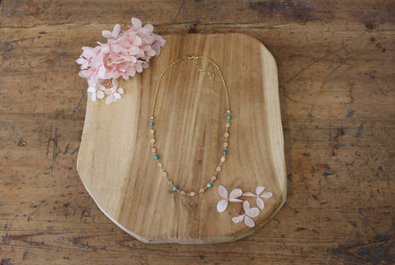 collier en laiton doré et perles de turquoise