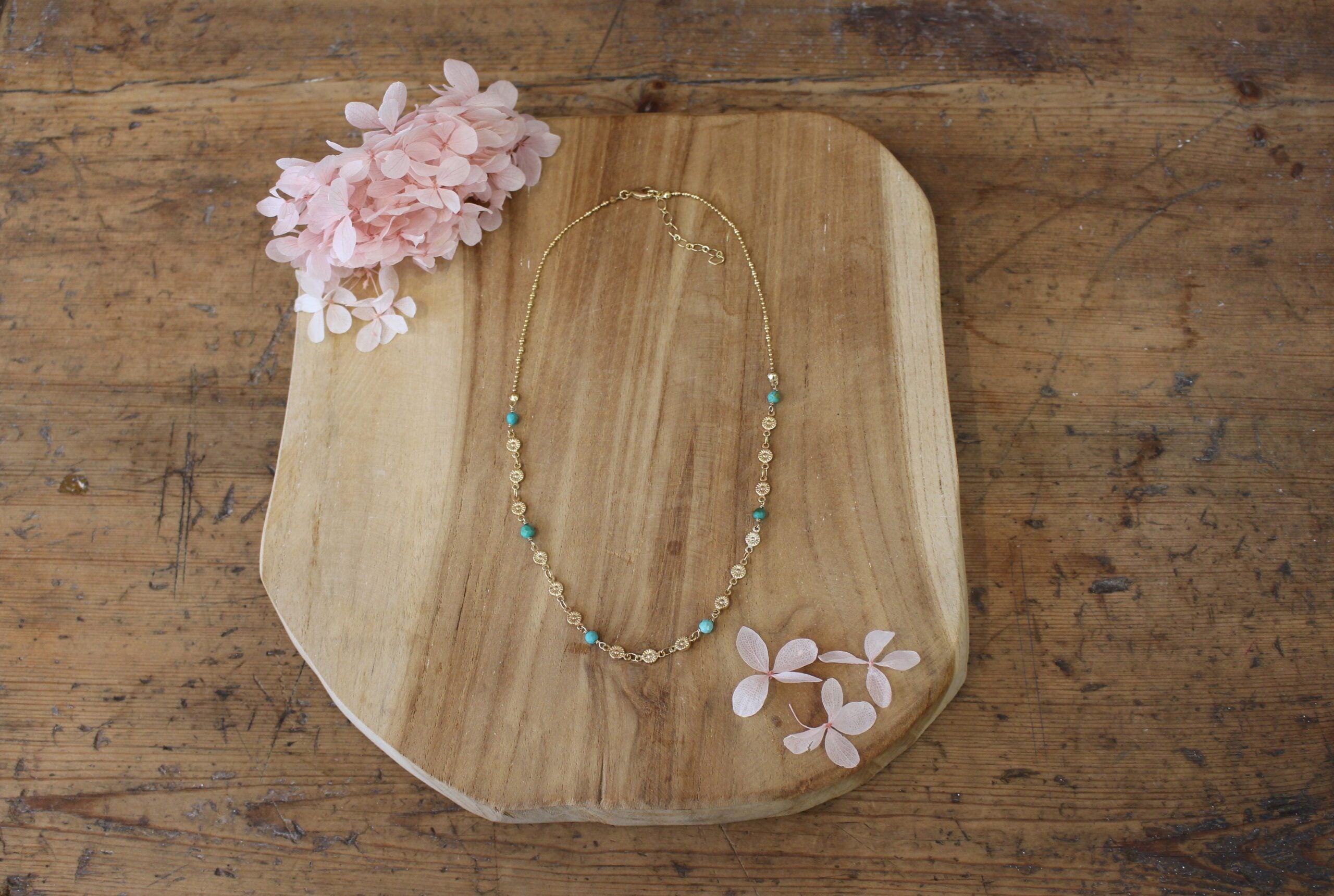 collier en laiton doré et perles de turquoise