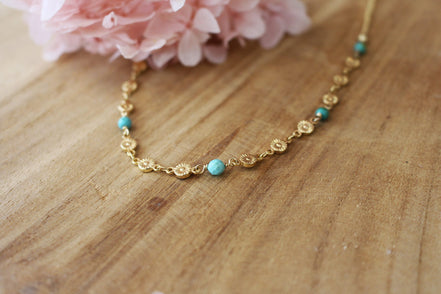 collier doré pour femme avec des perles en turquoise