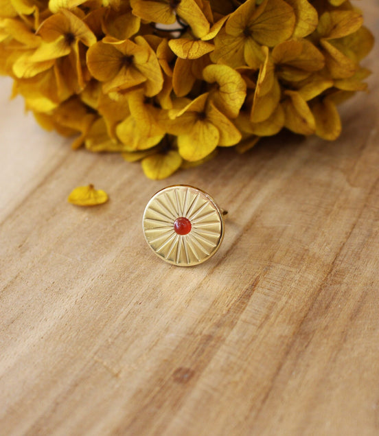 Bague solaire plaqué or avec une cornaline