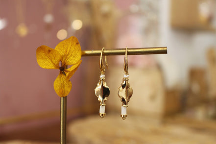 boucles d'oreilles dorées avec de jolis nacre, bijou féminin et moderne