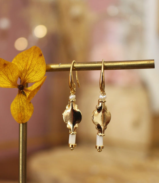 boucles d'oreilles dorées avec de jolis nacre, bijou féminin et moderne