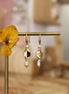 boucles d'oreilles en laiton doré à l'or 24 carats avec un pendentif design et des perles d'eau douce