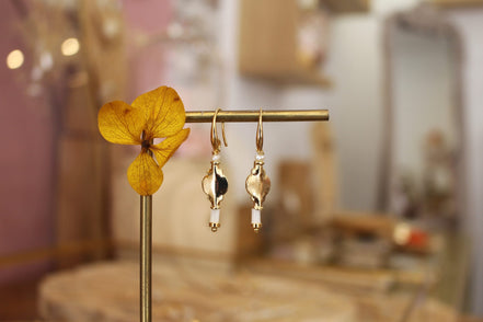 boucles d'oreilles en laiton doré à l'or 24 carats avec un pendentif design et des perles d'eau douce