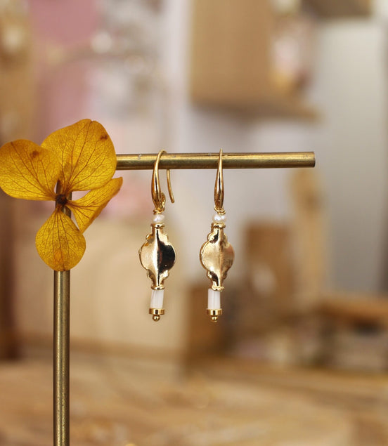 boucles d'oreilles en laiton doré à l'or 24 carats avec un pendentif design et des perles d'eau douce