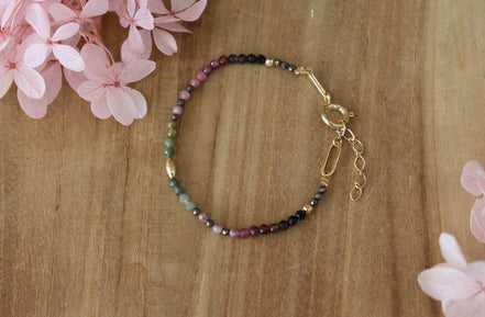 bracelet doré avec un dégradé de tourmaline et de perles dorées