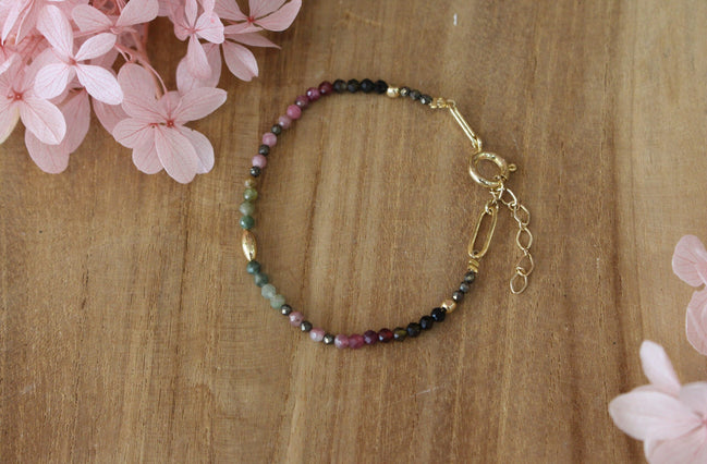 bracelet doré avec un dégradé de tourmaline et de perles dorées