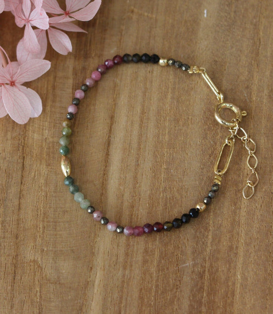 bracelet doré avec un dégradé de tourmaline et de perles dorées