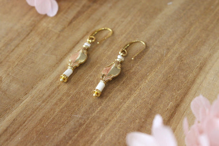 boucles d'oreilles modernes avec de la nacre. bijou pour femme en laiton doré