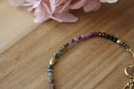 bracelet pour femme avec un joli dégradé de tourmalines, et des perles dorées