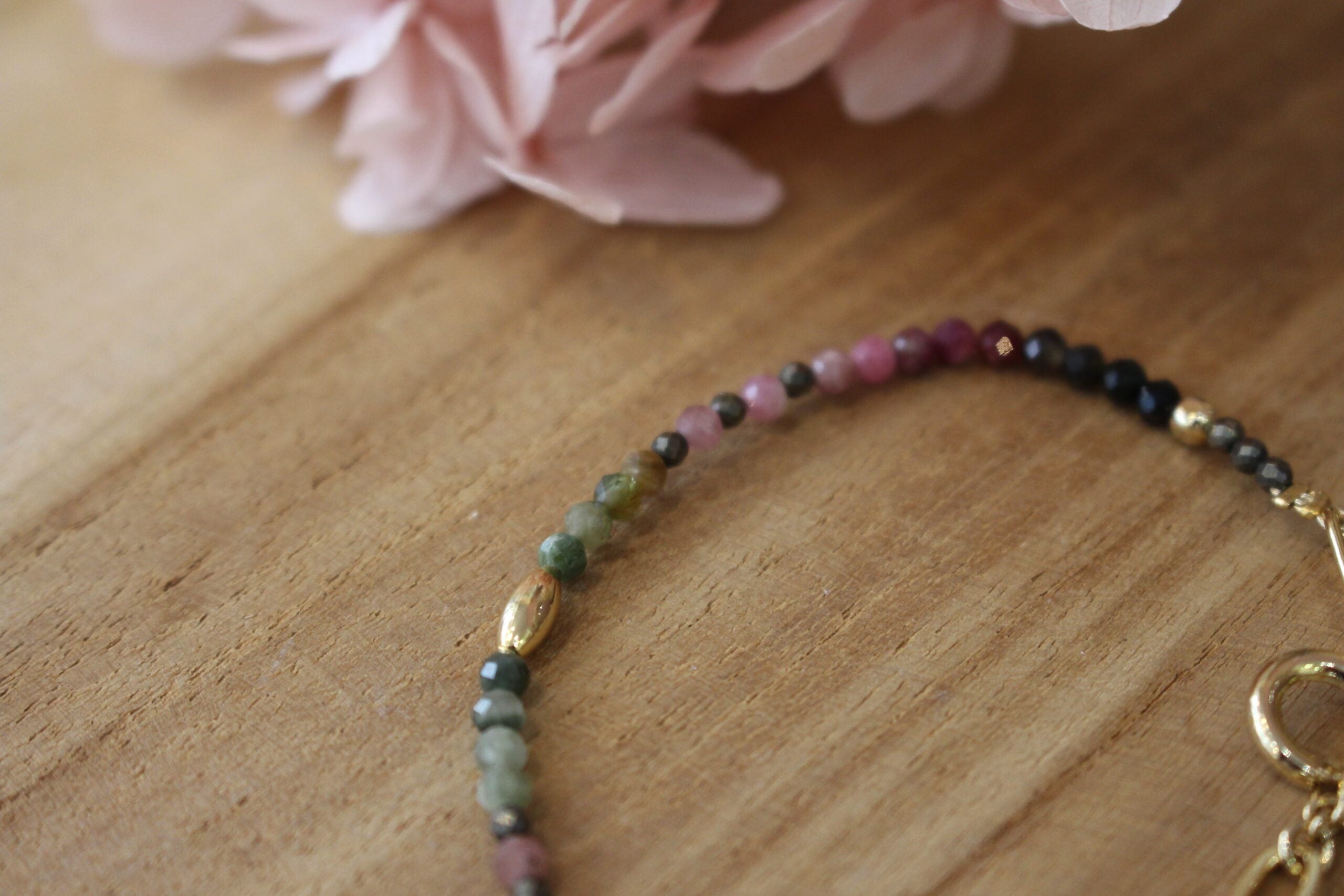 bracelet pour femme avec un joli dégradé de tourmalines, et des perles dorées