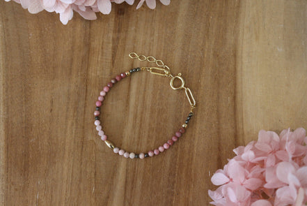 bracelet doré avec des pierres facettées en rhodochrosite et des perles dorées