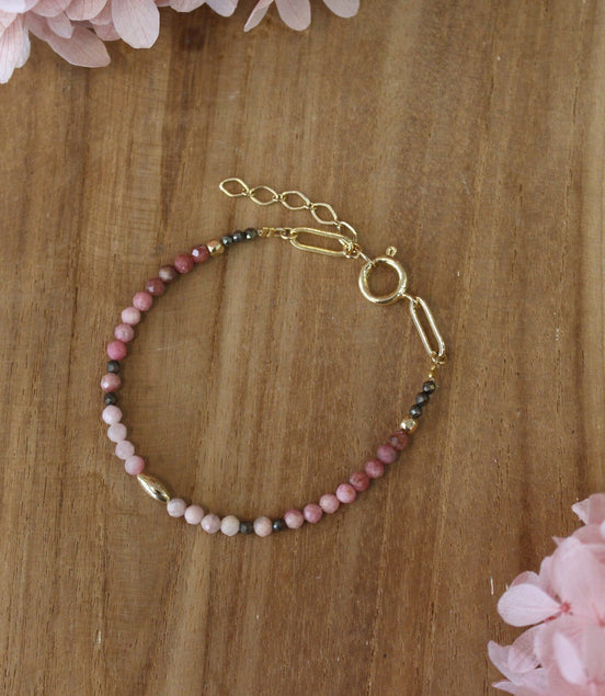 bracelet doré avec des pierres facettées en rhodochrosite et des perles dorées