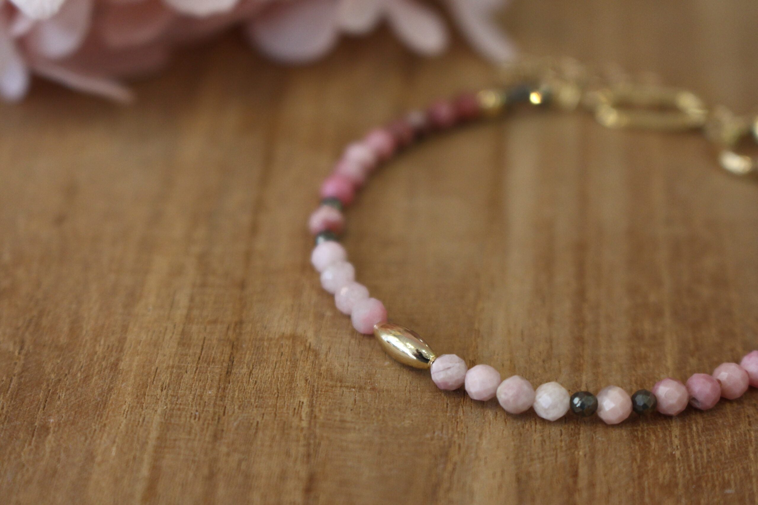 bracelet doré féminin avec des perles de rhodochrosite
