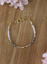 bracelet pour femme avec des perles dorées et des pierres facettées en pierre de lune