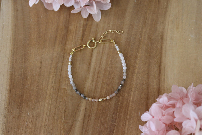 bracelet pour femme avec des perles dorées et des pierres facettées en pierre de lune