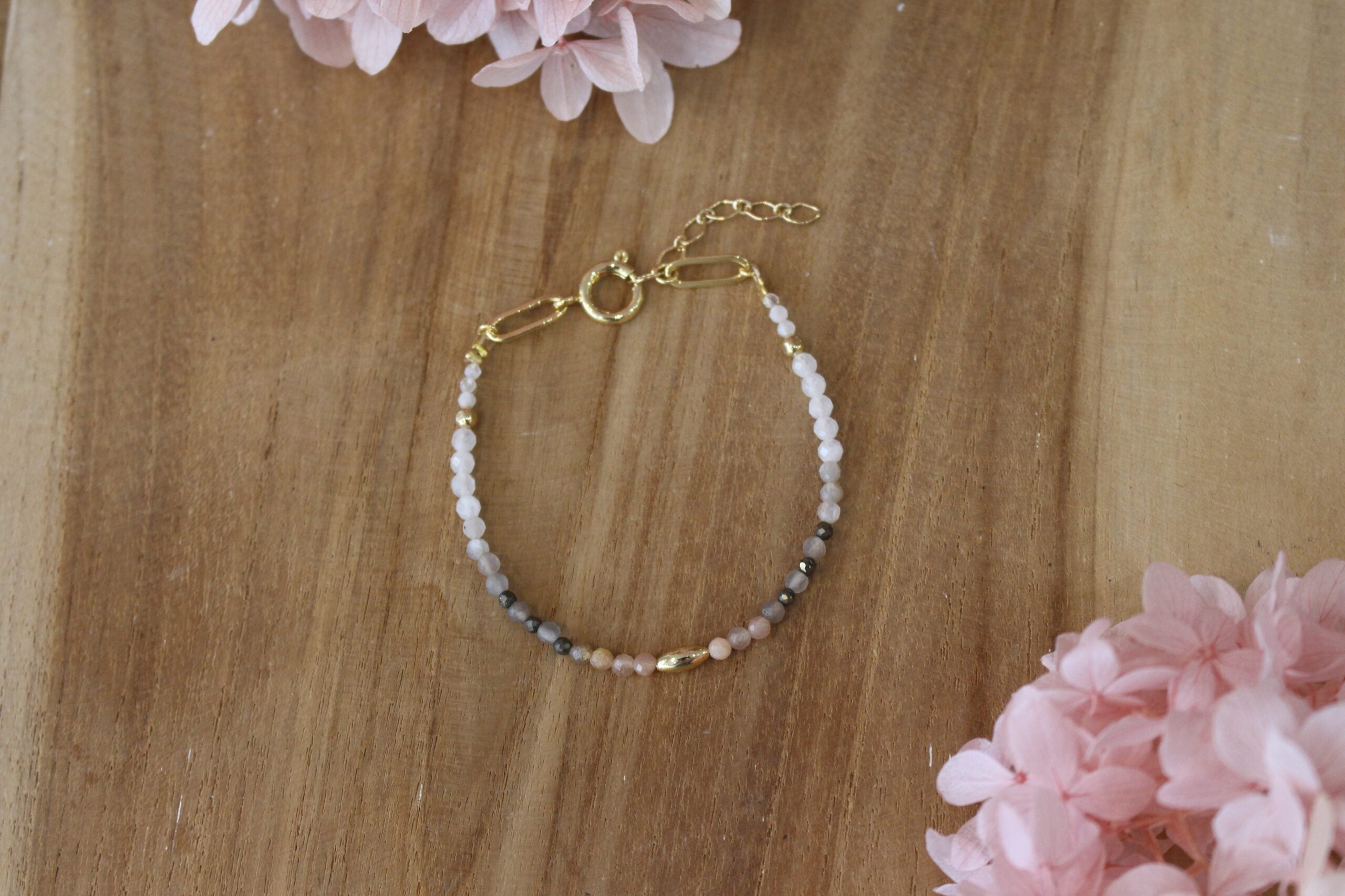 bracelet pour femme avec des perles dorées et des pierres facettées en pierre de lune