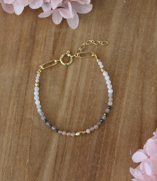 bracelet pour femme avec des perles dorées et des pierres facettées en pierre de lune