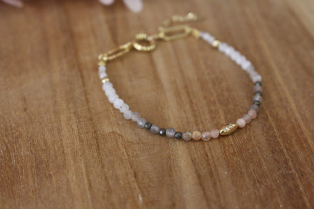 bracelet doré avec des perles en pierre de lune, idée cadeau pour femme
