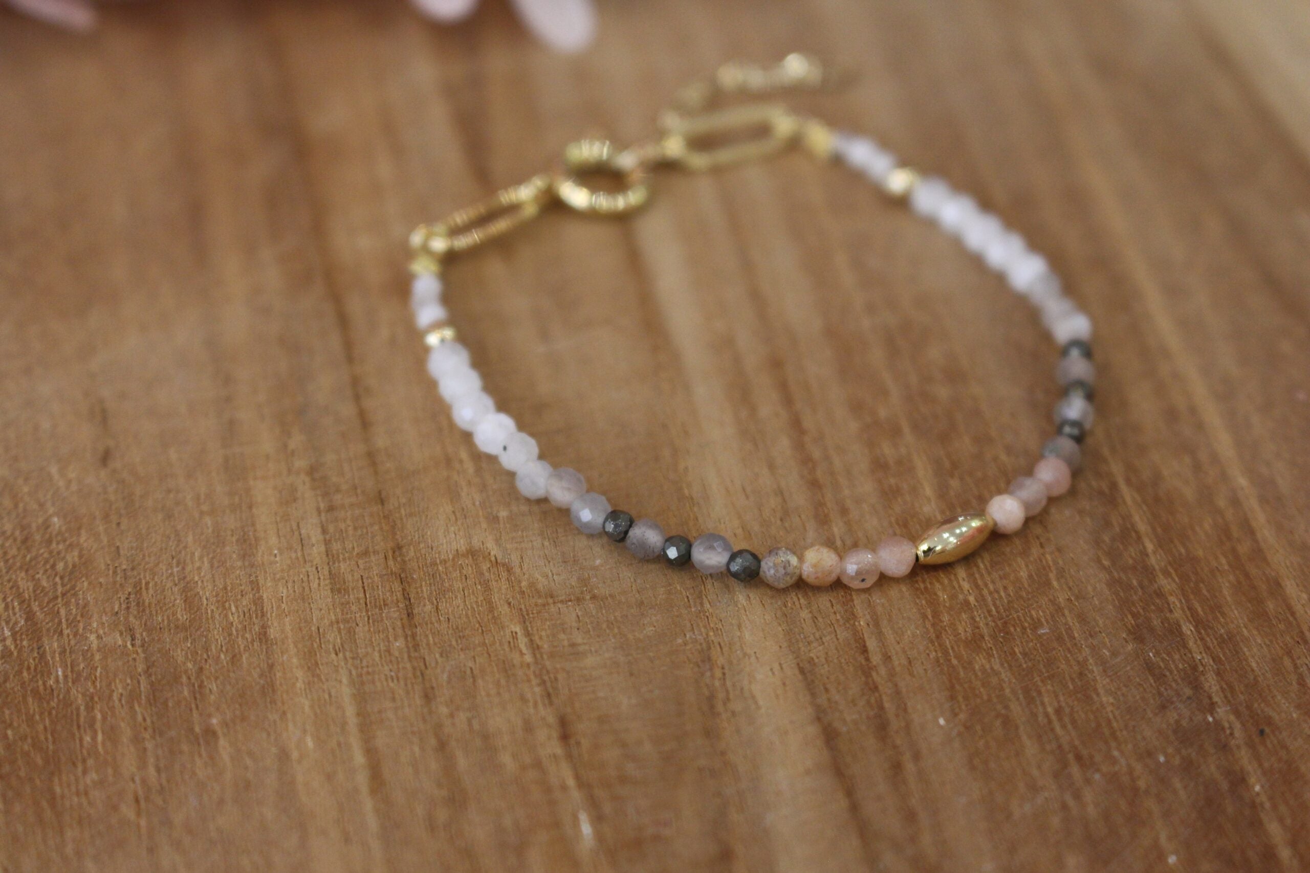 bracelet doré avec des perles en pierre de lune, idée cadeau pour femme