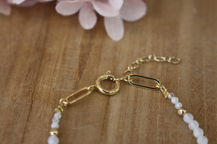 bracelet avec un magnifique mousqueton doré à l'or 24 carats