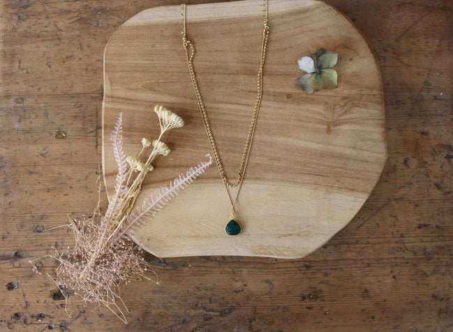 bijou femme collier double rang dorée pierre verte