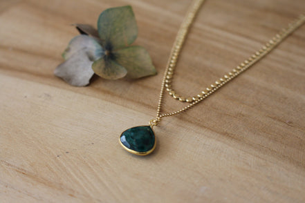 bijou femme collier double rang dorée pierre verte