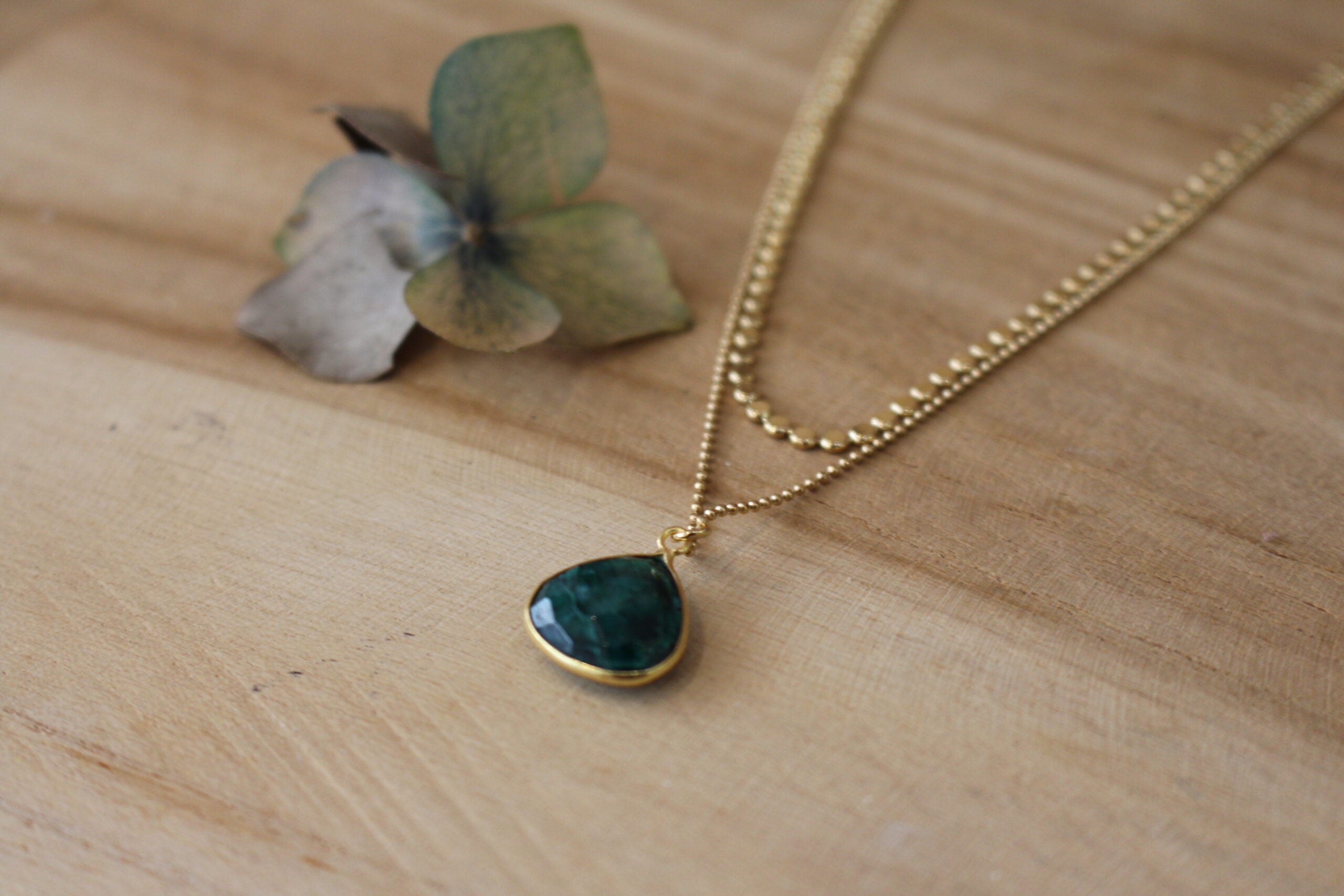 bijou femme collier double rang dorée pierre verte