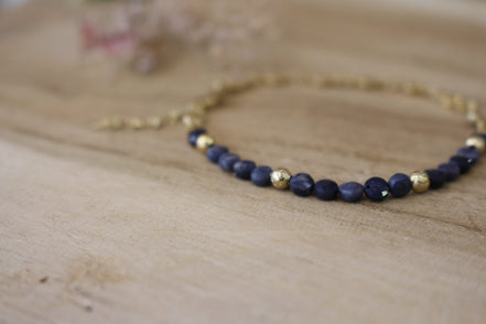 bracelet doré et saphirs