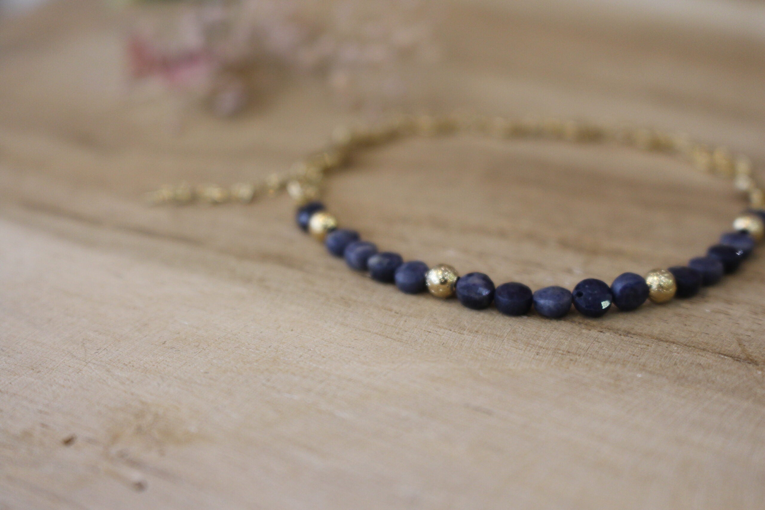 bracelet doré et saphirs