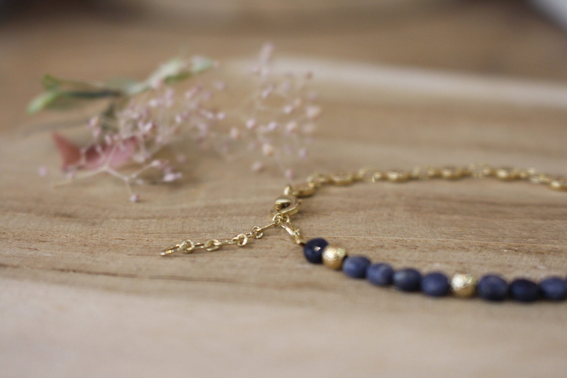 bracelet mood fleurs doré et pierre en saphir