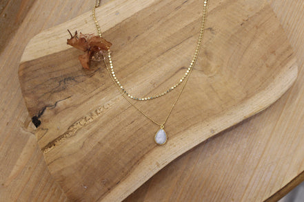 collier doré double rang et pendentif en pierre de lune