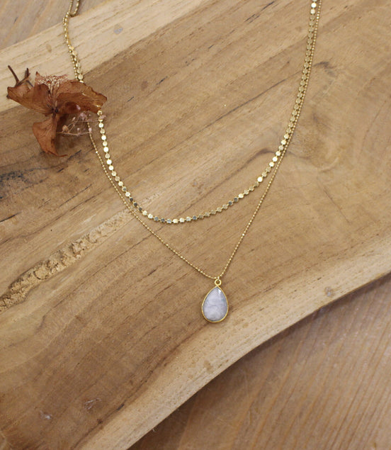 collier doré double rang et pendentif en pierre de lune