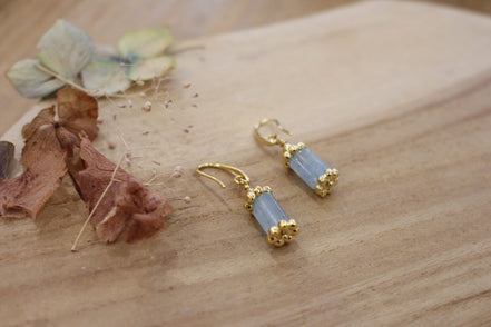 boucles d'oreilles tubes dorées avec pierre naturelle béryl
