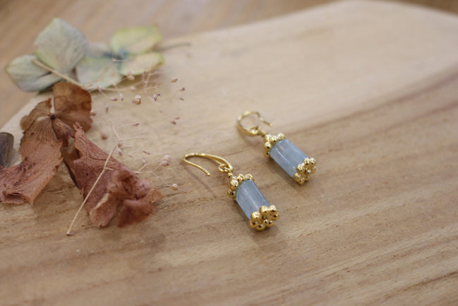 boucles d'oreilles tubes dorées avec pierre naturelle béryl