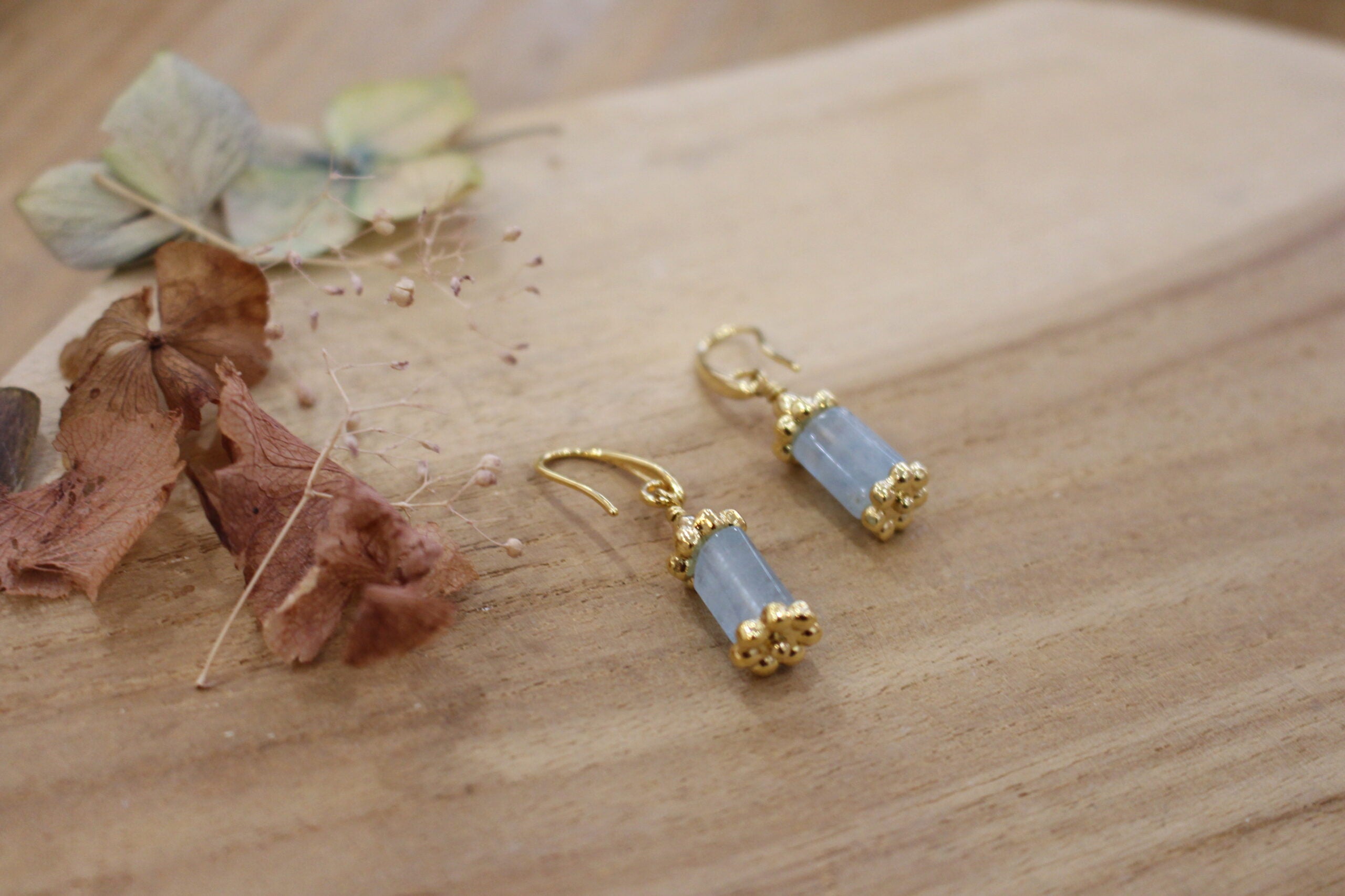 boucles d'oreilles tubes dorées avec pierre naturelle béryl